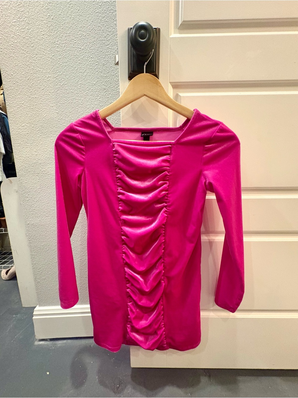 Girl’s Hot Pink, Ruched Front, Long Sleeve Party Dress. M(7/8)